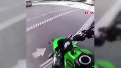 Tekerlerkli sandalyedeki engelli yola düştü, motosikletli yardıma koştu