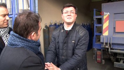 AK Partili başkan adayı, arızalı aracı itti