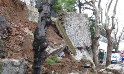 Beykoz'da istinat duvarı çöktü