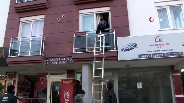 6 yaşındaki çocuk balkonda mahsur kaldı.. Oğluna kavuşan anne gözyaşlarını tutamadı