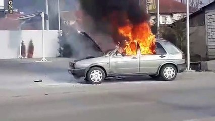 Digjet një veturë në Pejë