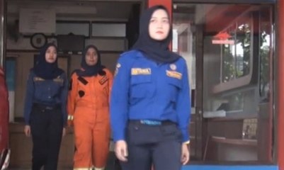Selain Cantik, Perempuan Tangguh ini Juga Pemadam Kebakaran