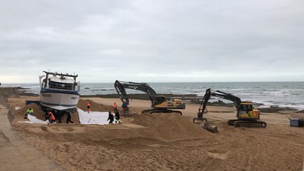 Démantèlement du bateau de pêche échoué