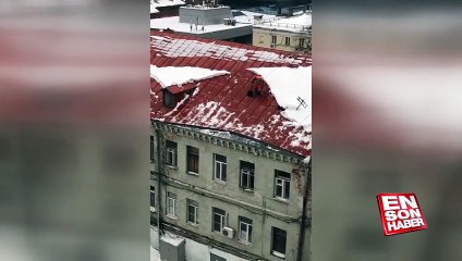 Rusya'da bir işçi kar kürerken çatıdan düştü