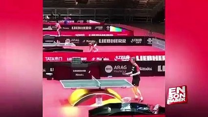 Masa tenisini tek başına oynayan adam