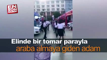 Elinde bir tomar parayla araba almaya giden adam