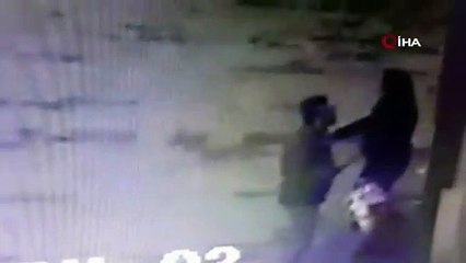 Bağcılar’da kadın öğretmene saldırı kamerada