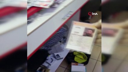Kaçak cep telefonu operasyonunda şok görüntüler...Polislerin dikkati gizli çekmece ve bölmeleri ortaya çıkardı