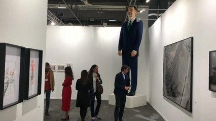 Un ninot del rey Felipe VI caldea las galerías de Arco 2019