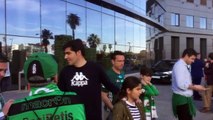 Valencia - Real Betis: Ángel Haro Se Fotografía con Aficionados Béticos a la Salida del Hotel