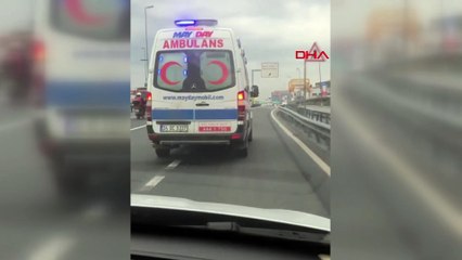 Trafik magandasının ambulansa yol vermeme çabası