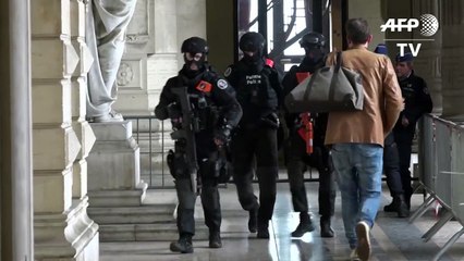 وصول المحامين إلى محكمة في بروكسل لحضور جلسة محاكمة مهدي نموش