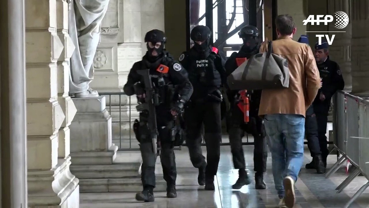 وصول المحامين إلى محكمة في بروكسل لحضور جلسة محاكمة مهدي نموش