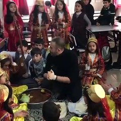 Öğrencileriyle Birlikte Sıra Gecesi Yapan Güzel Yürekli Öğretmen