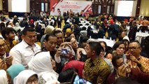 Kehebohan Ibu-ibu Berswa Foto dengan Jokowi Membuat Paspampres Kewalahan