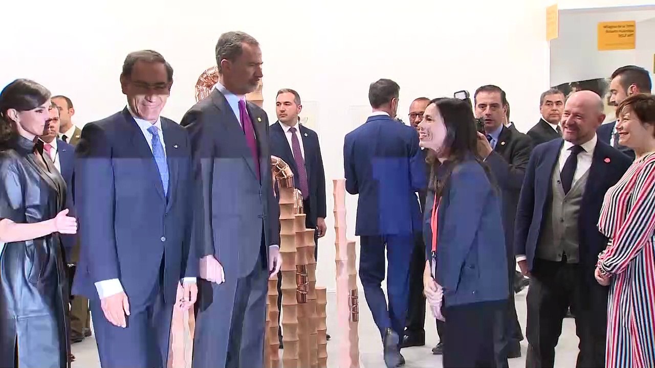 La Reina inaugura ARCO con su look más atrevido