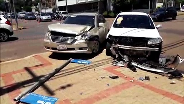 Carros batem e mulher fica ferida no Centro