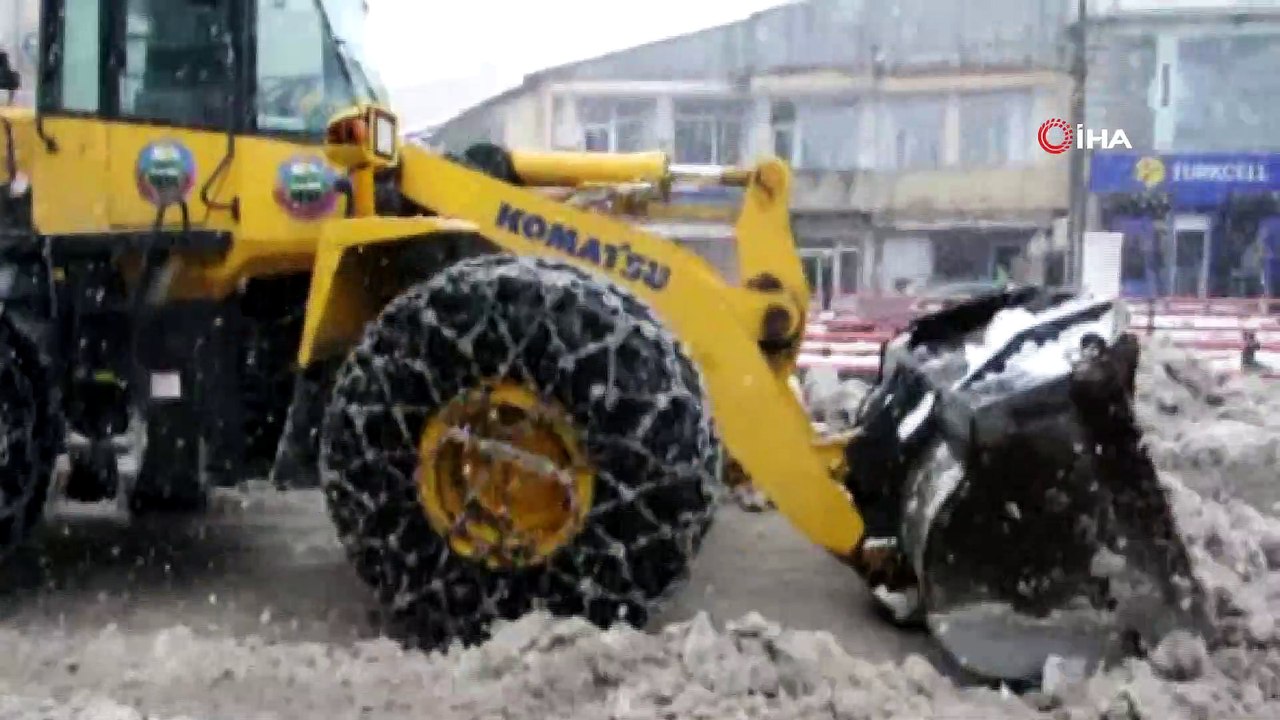 Yüksekova’da yoğun kar yağışına rağmen karla mücadele devam ediyor