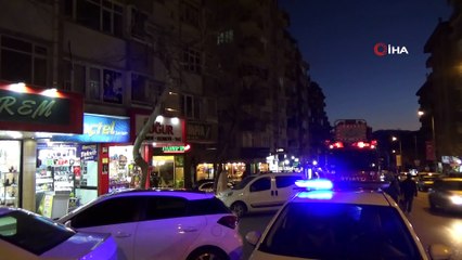 Şiddetli rüzgar binanın dış cephe kaplamasını söktü