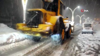 Yüksekova’da kar yağışı hayatı olumsuz etkiliyor