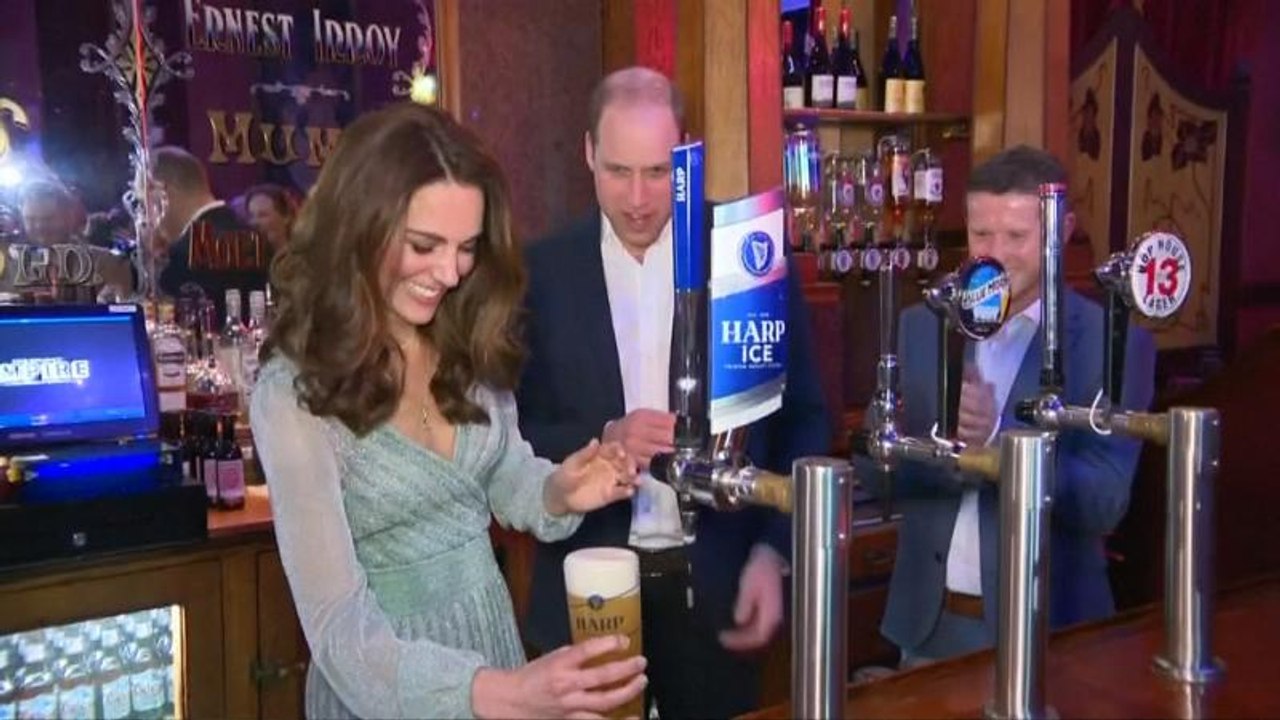 Kate und William zapfen Bier