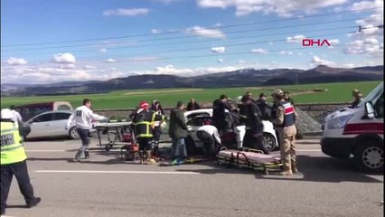 Gaziantep Sürücüsü Ehliyetsiz Hafif Ticari Araç, Otomobile Çarptı 2 Ölü, 3 Yaralı