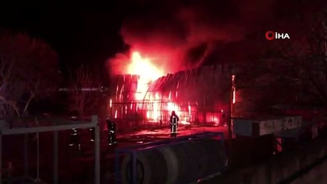 Yatak fabrikası alev alev yandı