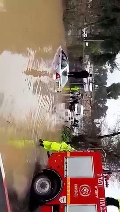 Un homme bloqué sur le toit de sa voiture dans une inondation