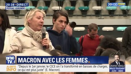 Download Video: Une femme offre un collier avec un mini gilet jaune à Emmanuel Macron lors du Grand débat à Pessac