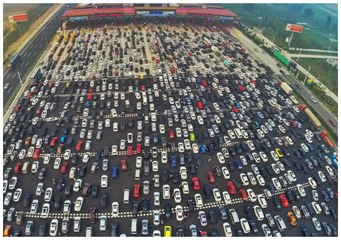 صيني يتفادى أزمة الزحام ببلاده بهذه الطريقة المبتكرة