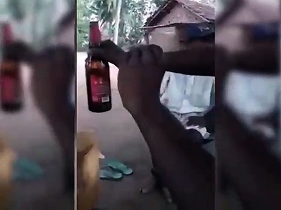 Ce père indigne fait boire de la bière à son enfant