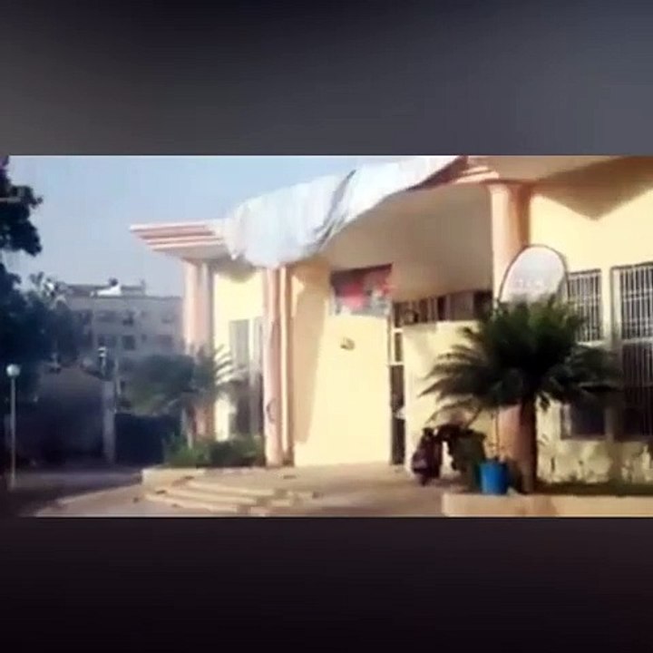 Incroyable vidéo, une bombe lacrymonége explose DANS la voiture des policiers : C'est le sauve-qui-peut