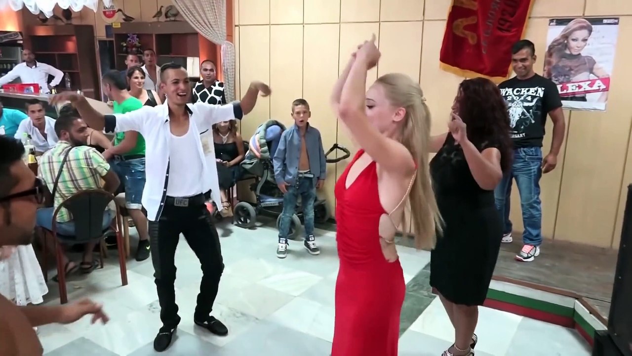 Tüm hünerlerini sergileyen kız