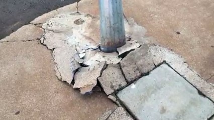 Semáforo é derrubado após colisão na Av. Barão do Rio Branco