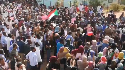 تواصل الاحتجاجات في الخرطوم.. والمتظاهرون يرفضون قانون الطوارئ