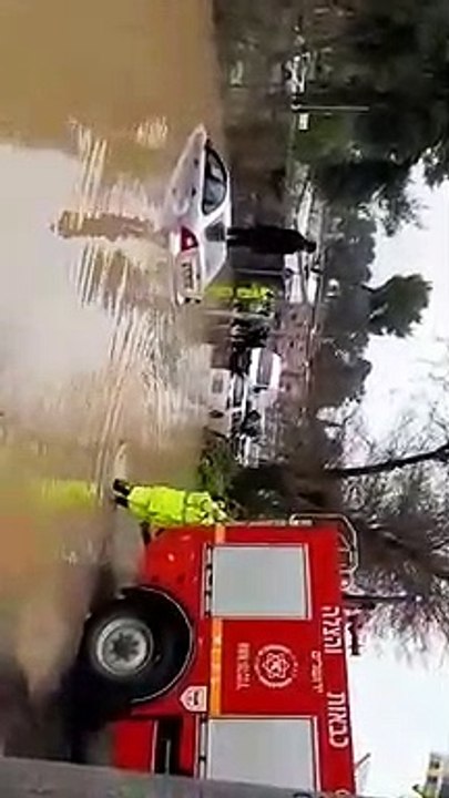 Un homme bloqué sur le toit de sa voiture dans une inondation 