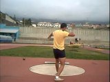 Entrenando lanzamiento de peso