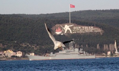 Rus savaş gemisi Çanakkale Boğazı'ndan geçti