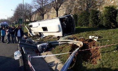 Bayrampaşa'da servis midibüsü devrildi