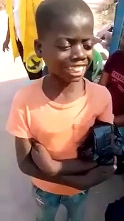 Qui sait ? Peut être un futur commentateur sportif