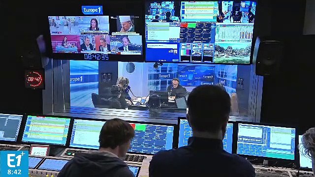 François Hollande tente d’attirer l'attention des jeunes : Des Bernard Cazeneuve en peluche à gagner et des Ségolène Royal gonflantes également ! (Canteloup)