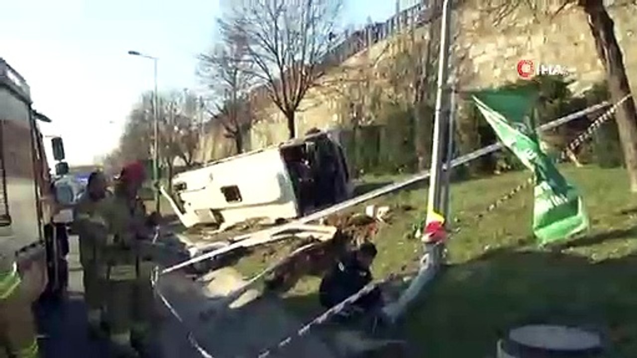 Bayrampaşa'da Trafik Kazası, Servis Minibüsü Devrildi: 8 Yaralı