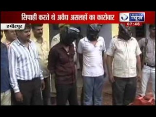 Police gets caught while selling illegal weapons