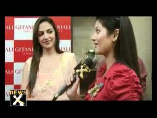 Wonderful directing own daughter, says Hema Malini