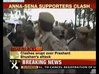 Anna supporters, Ram Sene men clash outside court