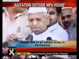 Anna threatens protest outside Sonia, Rahul's house
