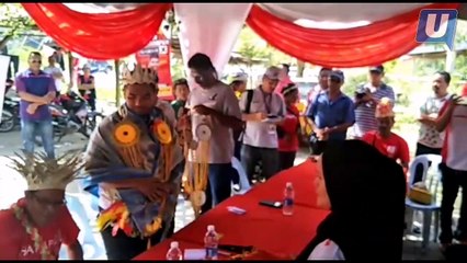 Kontroversi: PH sarung bunga malai pada majlis Orang Asli