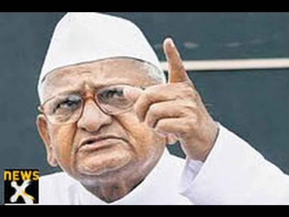 Shoe hurled at Team Anna members