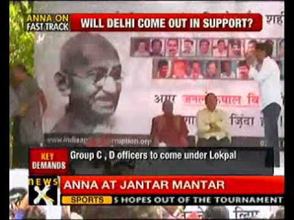 Anna Hazare arrives at the fast venue- NewsX