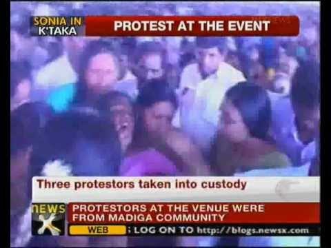 Karnataka: Black flags shown to Sonia Gandhi - NewsX